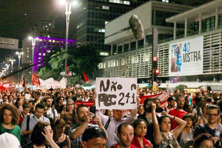 Estudantes fazem dia nacional em defesa da educação nesta segunda